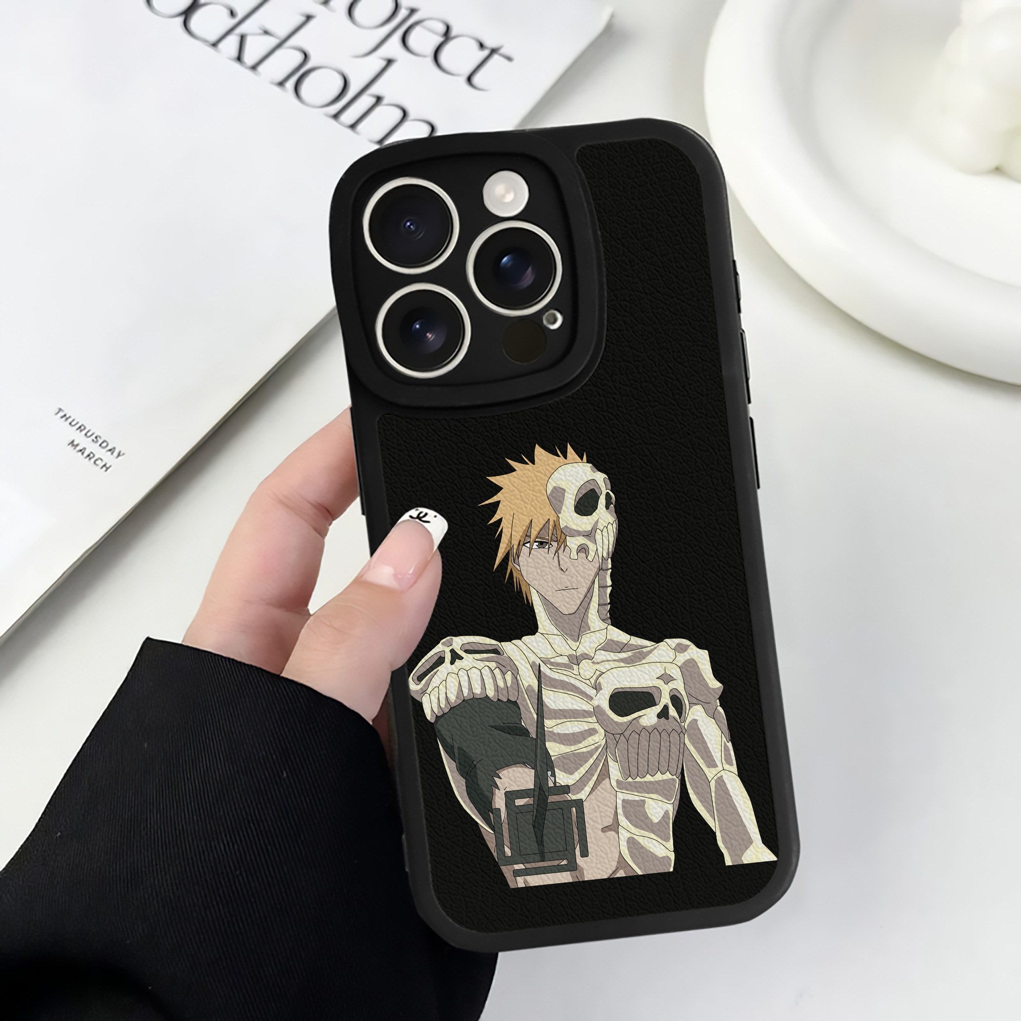 ブリーチ 黒崎一護（くろさき いちご）BLEACH Kurosaki Ichigo 【iPhone 16シリーズ対応】シリコンスマホケース（レザー調） 材質：シリコン